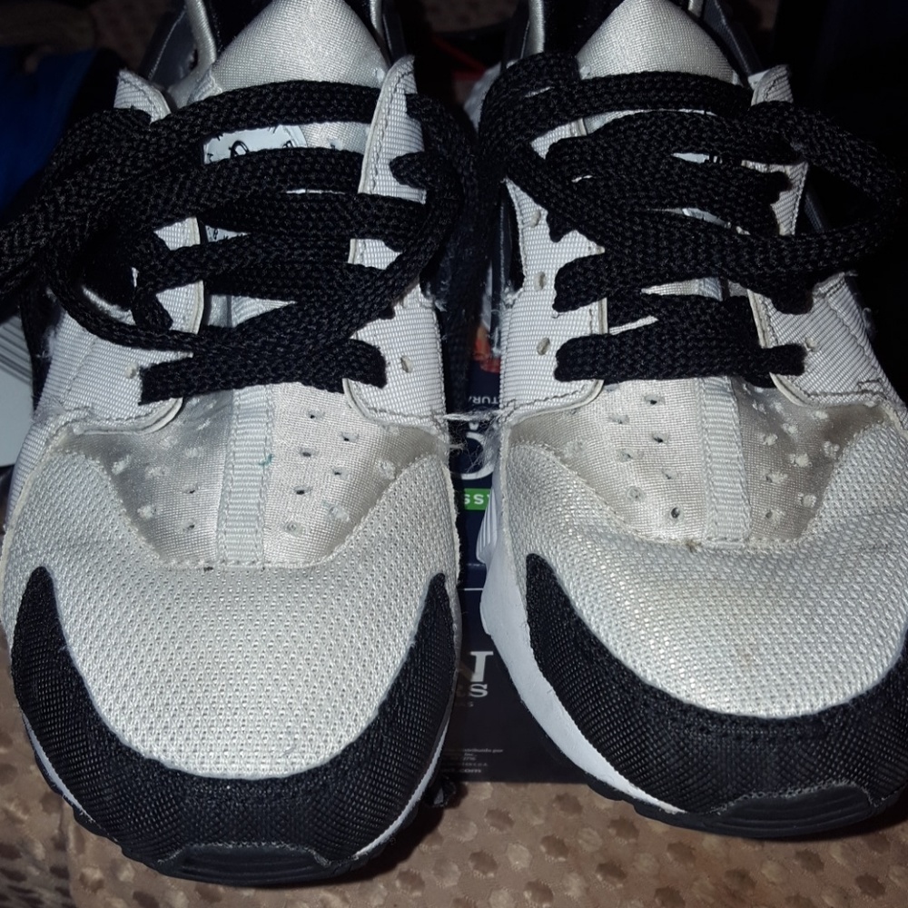 Tennis shoes